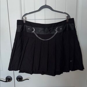 Black Pleated Skirt with Chain Plus Size